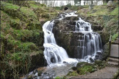 Quelle ville du bocage normand est connue pour ses belles cascades et formations géologiques ?