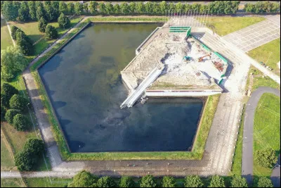 Au cours de quel mois de l'année 2022, le monument soviétique célébrant la victoire de la Seconde Guerre mondiale fut-il détruit ?