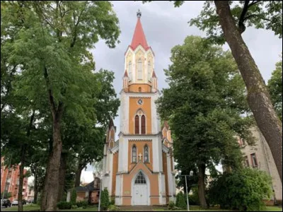 Depuis la Réforme, quel est le schisme traditionnellement dominant en Lettonie ?