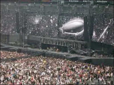 Quel stade, le groupe Indochine est-il le premier à remplir en 2010 ?