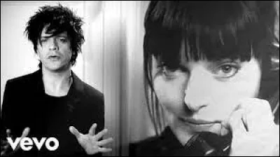 Au profit de quelles victimes a été enregistrée la chanson d'Indochine en 2011 ''Un ange à ma table'' ?