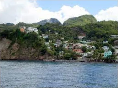 Quel est le nom de la baie située vers le cap de l'ouragan d'après le titre d'une chanson de 1985 ?