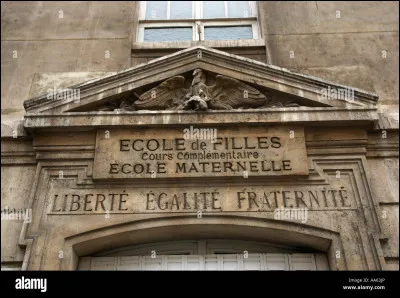 La loi du 8 mars 1942 rendait obligatoire pour les jeunes filles quel type d'enseignement ?