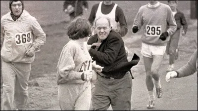 Qu'arrive-t-il &agrave; Kathrine Switzer sur cette photo prise en 1967 ?