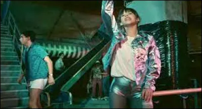 Dans le film ''La Boum'' quelle couleur est associé à ''La Main'', boîte de nuit où se rend Vic en faisant le mur ?