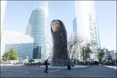 Quel sculpteur a réalisé en 1965 un pouce de 12 mètres de haut situé dans le quartier de la Défense ?