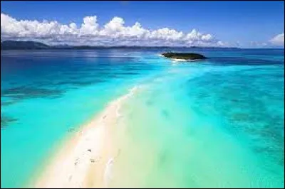 Sur quelle île peut-on visiter la station balnéaire de Nosy Be ?