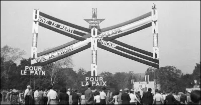 Quel nom de mois porte le groupe de théâtre avec lequel Prévert participa aux olympiades de théâtre en Russie en 1932 ?