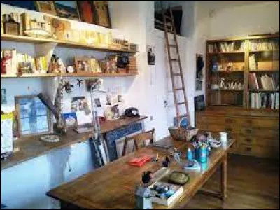 Qui vivait sur le même palier que Jacques Prévert au 6 bis, Cité Véron à Paris ?