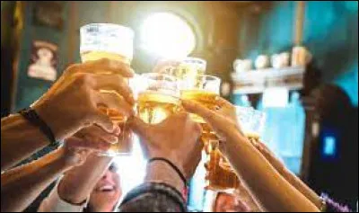 Quel anglicisme que l'on peut traduire par ''heure de griserie'' , désigne une période d'une ou de plusieurs heures au cours de laquelle un débit de boisson propose des boissons, en particulier alcoolisées, à des tarifs plus avantageux ?