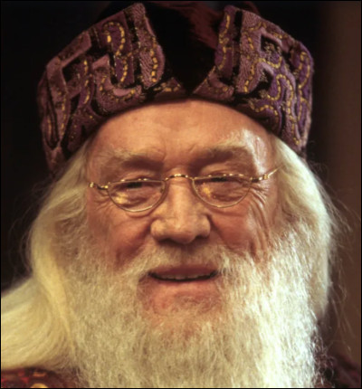 Quelle phrase Dumbledore dit-il à McGonagall avant qu'elle ne se détransforme ? (chapitre 1)