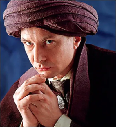 Quel livre Quirrell dit-il vouloir acheter quand Harry le croise au Chaudron Baveur ? (chapitre 5)