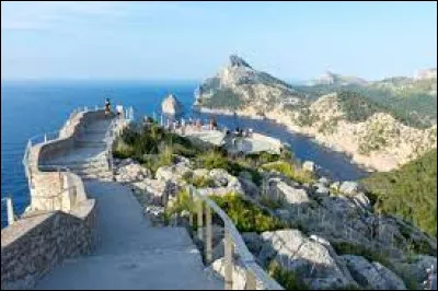 Cette région est constituée d'un archipel situé dans l'ouest de la mer Méditerranée ; elle est peuplée de 1,2 million d'habitants :