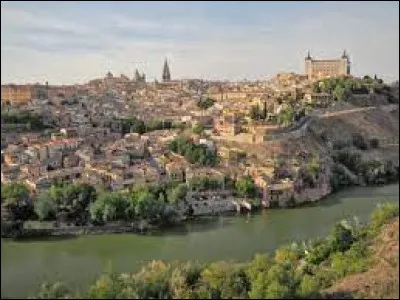 Troisième par la superficie, elle est seulement peuplée de 2 millions d'habitants ; elle a Tolède pour capitale :