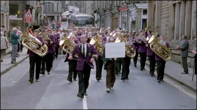 Quel est le titre de ce film anglais sorti en 1997 qui raconte la vie d'une fanfare dans un bassin minier, menacé de fermeture ?