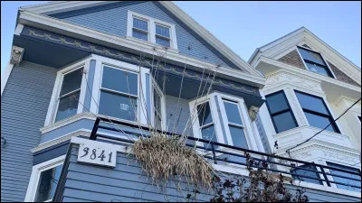 Quelle chanson de Maxime Le Forestier commence par les paroles : "C'est une maison bleue" ?