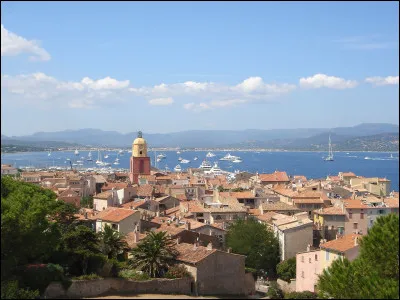 Saint-Tropez est une commune côtière de la côte d'Azur, située dans le département des Alpes-Maritimes.