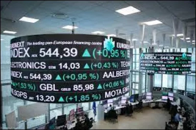 Comment appelle-t-on un contrat d'échange de flux financiers entre deux parties qui sont généralement des banques ou des institutions financières ?