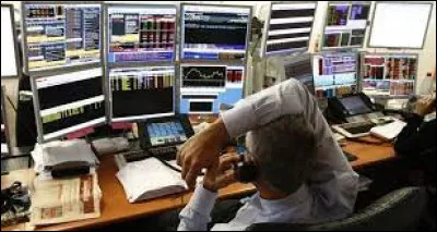 Comment appelle-t-on le métier qui consiste à appréhender les risques financiers, notamment les achats et ventes d'actions, d'obligations ou de devises ?