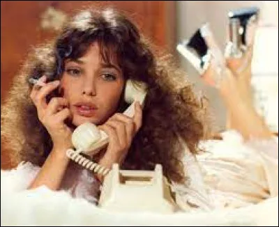 Avec qui partage-t-elle l'affiche dans le film de Claude Zidi ''La Moutarde me monte au nez'' ?