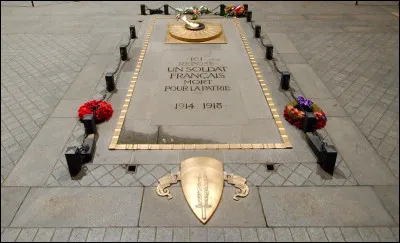 Où est située la tombe du Soldat inconnu à Paris ?