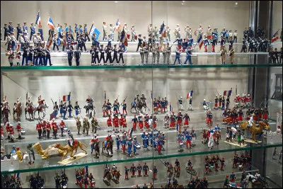 Quel est le nom du collectionneur de figurines peintes à la main, tel que des petits soldats de plomb ?