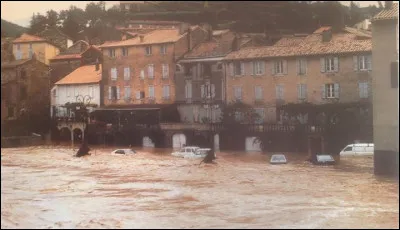 Quelle lettre faut-il enlever pour obtenir une voie bordée de maisons ?