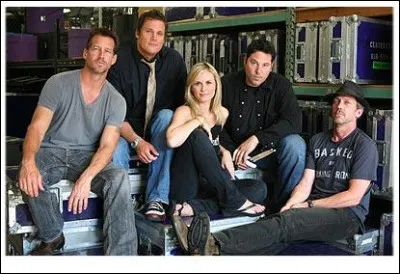 Quel acteur qui interprète Mike Delfino dans la série ''Desperate Housewives'' fait partie du même groupe de musique que l'acteur Hugh Laurie ?