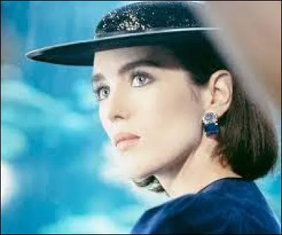 D'après un titre d'une chanson d'Isabelle Adjani, de quelle couleur est le pull ?