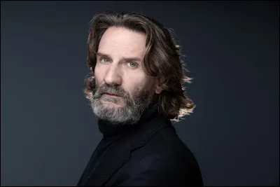 Qui est cet écrivain, critique littéraire... auteur de cette citation : ''La polygamie est entièrement légale en France : il suffit d'être doué pour le mensonge.'' ?