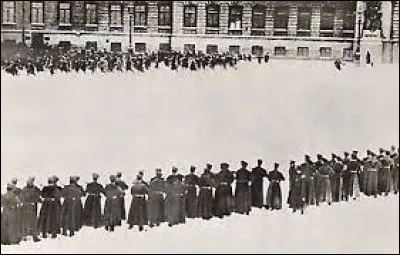 Ce 22 janvier à Saint-Pétersbourg, c'est le dimanche rouge, répression sanglante d'une manifestation populaire par l'armée du Tsar : c'était en ...
