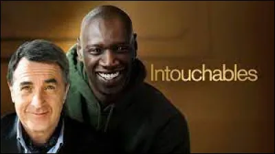 Avec qui François Cluzet partage-t-il l'affiche du film "Intouchables" ?
