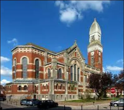 Nous terminons notre balade dans les Hauts-de-France, à Steenwerck. Ville de l'aire d'attraction Lilloise, elle se situe dans le département ...