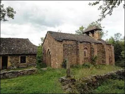 Nous sommes maintenant en Occitanie, devant l'église Saint-Pierre (plus petite église romane de France), à Aurelle-Verlac. Village de l'arrondissement de Rodez, il se situe dans le département ...