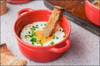 Comment appelle-t-on des ufs cuits dans un ramequin et généralement accompagnés d'autres ingrédients ?