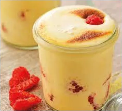 Quelle crème mousseuse est composée de jaunes d'ufs et de sucre aromatisés au vin doux que l'on fait prendre au bain-marie ?