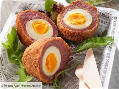 Comment appelle-t-on ce plat britannique, composé d'un uf dur au cur d'une boule de garniture de chair à saucisse, panée et frite ?