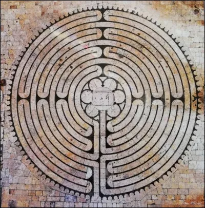 Quel monument a inspiré le tatouage que le chanteur Sting porte dans le dos !