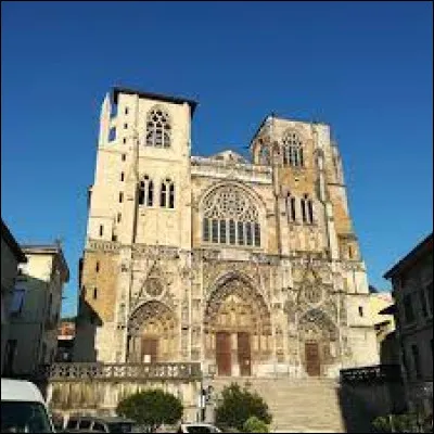 Dans quelle ville se trouve la cathédrale Saint-Maurice ?