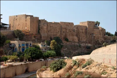 Après la chute du Krak des Chevaliers, Baybars se dirigea vers Tripoli (au Liban). Bohémond VI d'Antioche, maintenant comte de Tripoli après la prise d'Antioche en 1268, reçut une lettre de la part de Baybars.
Que demanda Baybars pour se moquer de son manque de courage ?