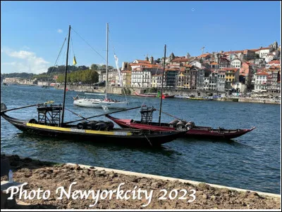 Quel est le nom de ce bateau à fond plat sans quille du XIIIe siècle qui permettait de transporter rapidement les fûts de porto sur le fleuve Douro ?