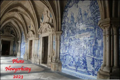 Quel est le nom donné aux carreaux ou ensemble de carreaux en faïence décorés de motifs géométriques ou figuratifs ?