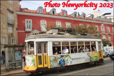 Quel est ce moyen de transport qui dessert le centre de Lisbonne depuis 1873 avec du matériel historique ?