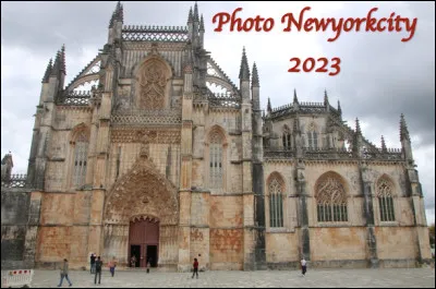 Dans quelle ville est construit en 1385 un monastère qui célèbre la victoire des Portugais sur les Castillans ?