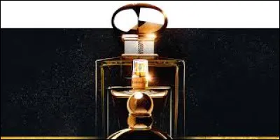 Quelles sont les trois notes qui composent la pyramide olfactive correspondant à la structure du parfum ?