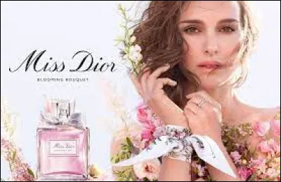 En 2010, quelle actrice est devenue la nouvelle égérie du parfum "Miss Dior" ?