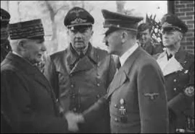 Nous sommes en 1940, le 24 du mois se déroule la rencontre entre Pétain et Hitler à Montoire : c'était en ...