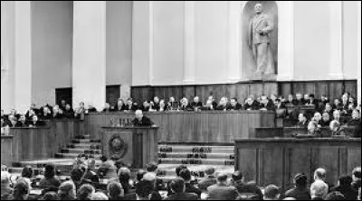 Ce 24 février, c'est un coup de tonnerre en URSS : Khrouchtchev dénonce dans un rapport prononcé devant le congrès, les crimes de Staline et le culte de la personnalité : en quelle année était-ce ?