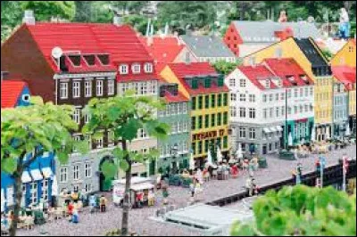 Dans quel pays nordique a été ouvert le premier parc Lego en 1968 ?