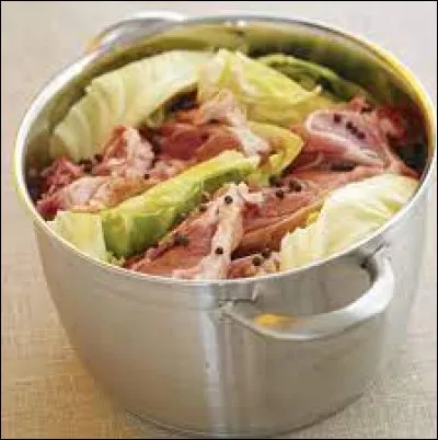 Quelle viande entre dans la composition du fårikål, plat typique de Norvège ?